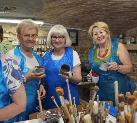 Seniorzy z Lipki tworzą ceramikę w ramach unijnego projektu