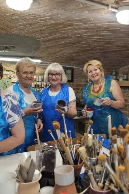 Seniorzy z Lipki tworzą ceramikę w ramach unijnego projektu