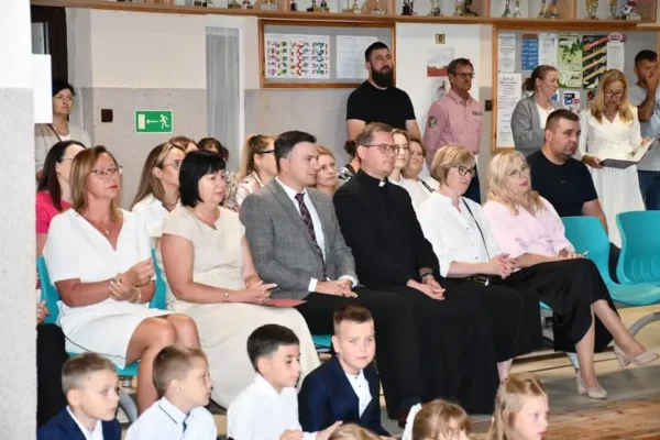 Rok szkolny 2026/2027 zainaugurowany w Zakrzewie – ślubowanie pierwszoklasistów