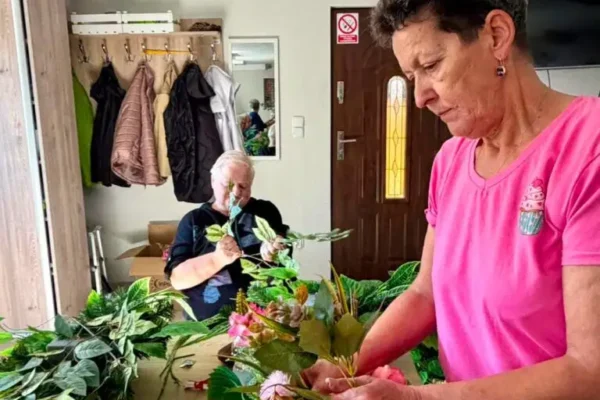 Seniorzy z Lipki tworzą wiązanki nagrobne – kreatywność i wsparcie Pana Kazimierza